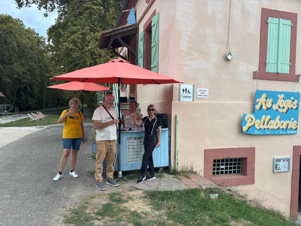 un grupo de personas parados fuera de un restaurante en Le logis Pellaborie, en Montech
