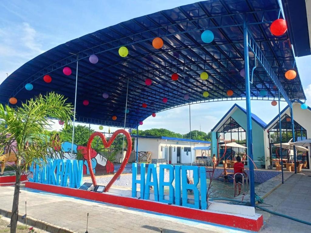 ein Spielplatz mit blauen Stühlen und bunten Bällen in der Unterkunft Shukran Habibi Resort in Santa Rita