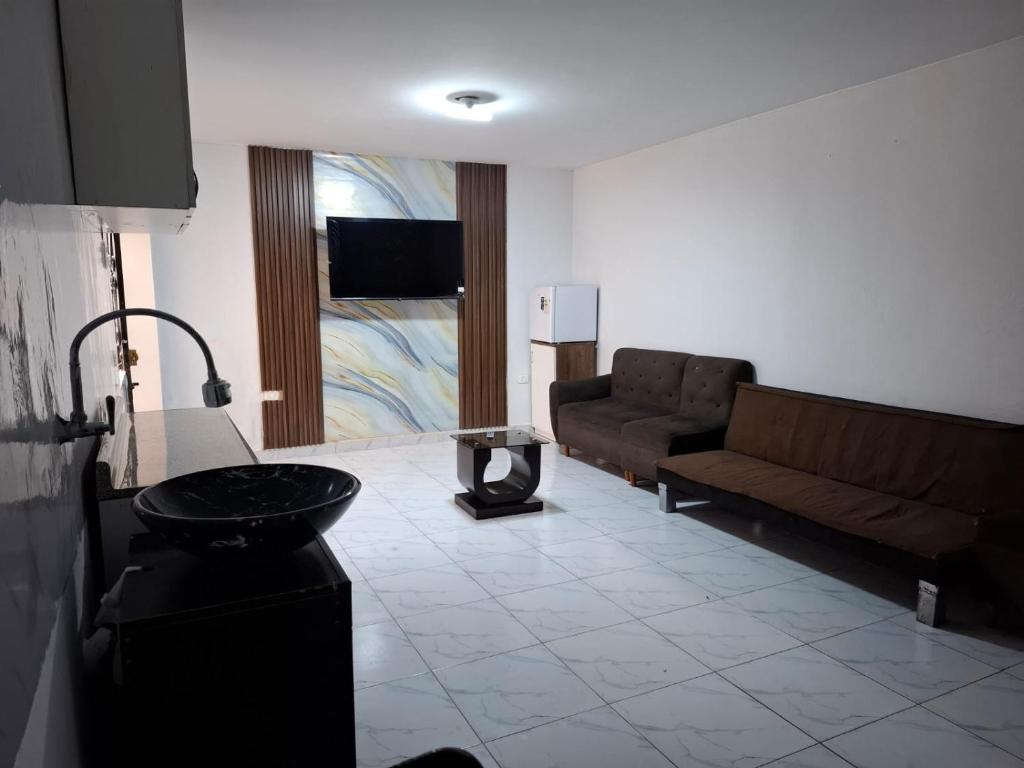 a living room with a couch and a sink at Central Eithan in Lima