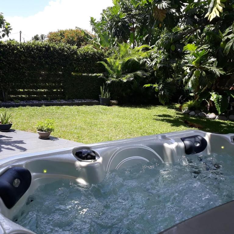 a jacuzzi tub in a yard at CAP COULEURS Guadeloupe in Lamentin