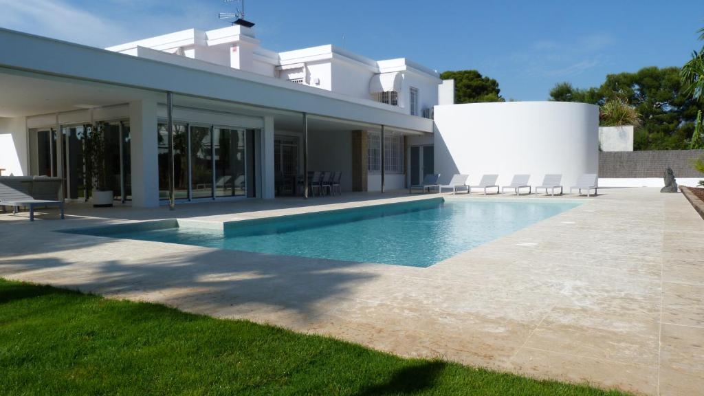 Bazén v ubytování Luxury Beach House nebo v jeho okolí