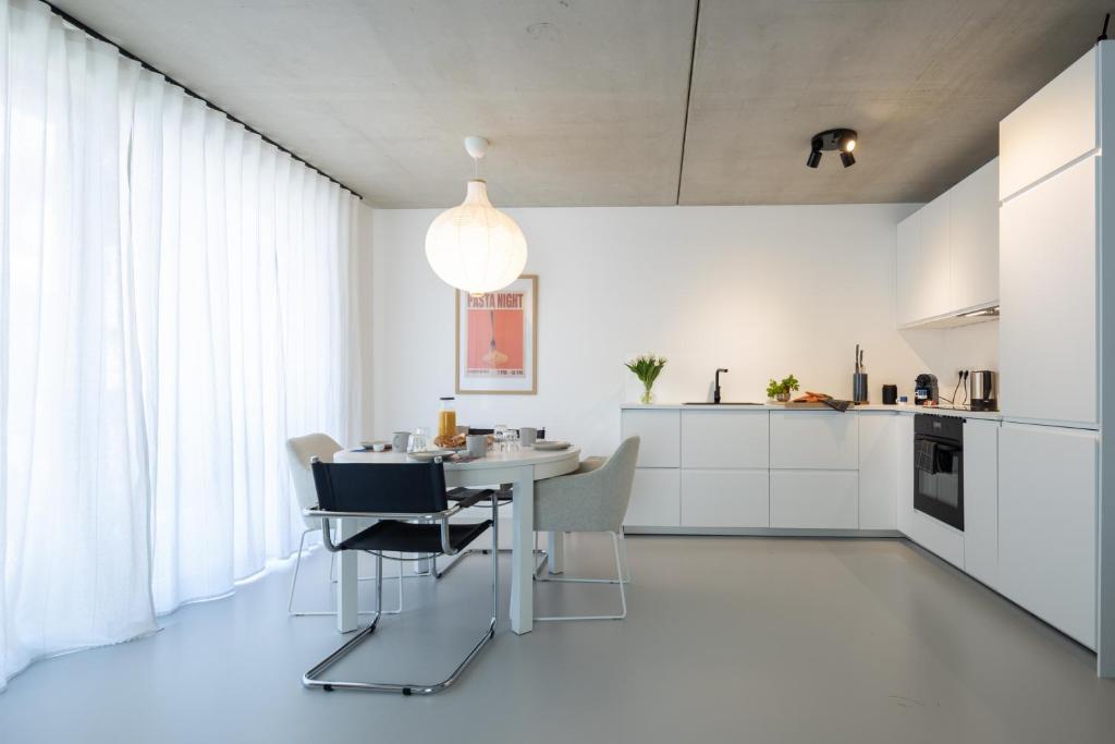 a kitchen and dining room with a table and chairs at Weinberg-Design-Apartment Stuttgart-Fellbach in Fellbach