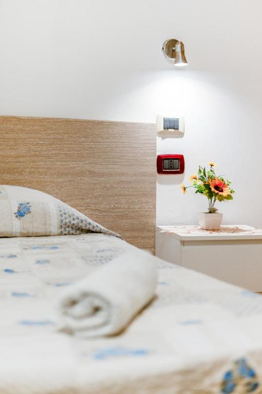 a bed in a room with a plant on a table at Villa Trieste in Marghera
