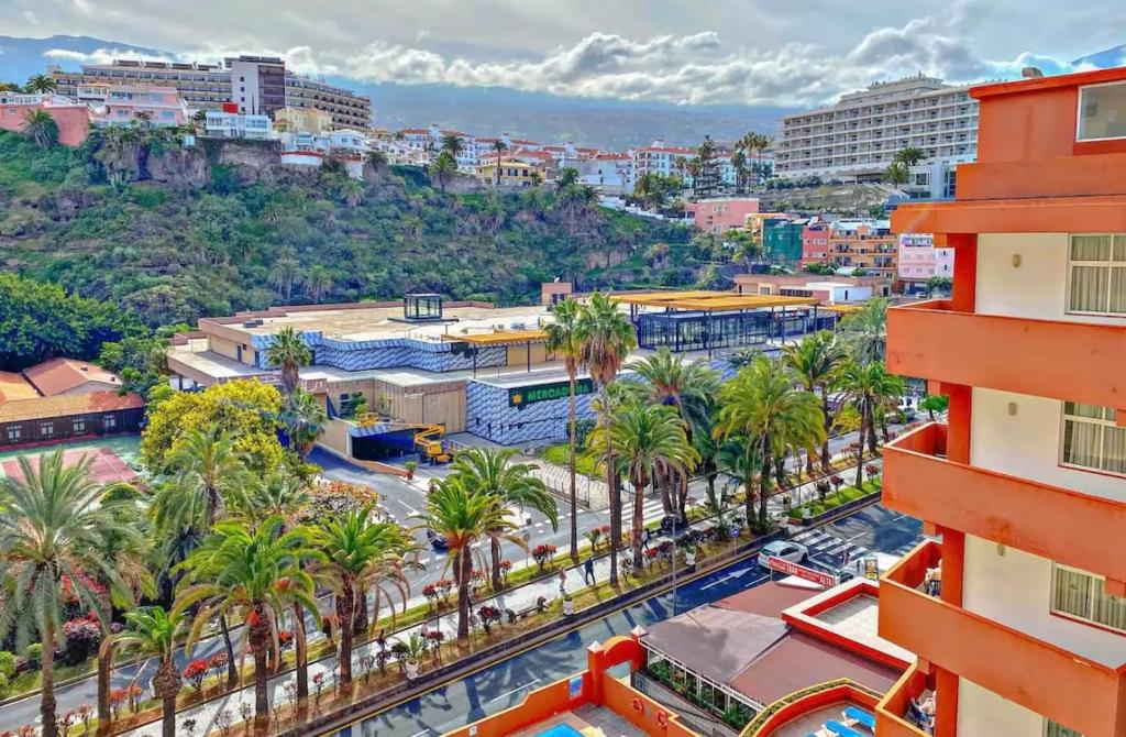 una vista aérea de una ciudad con palmeras y edificios en Lindo estudio en Martiánez, en Puerto de la Cruz