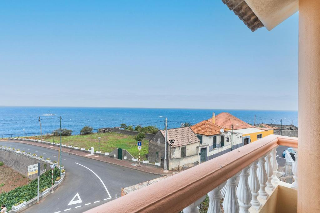 een balkon met uitzicht op een weg en de oceaan bij Villa Mar by Atlantic Holiday in Porto Moniz