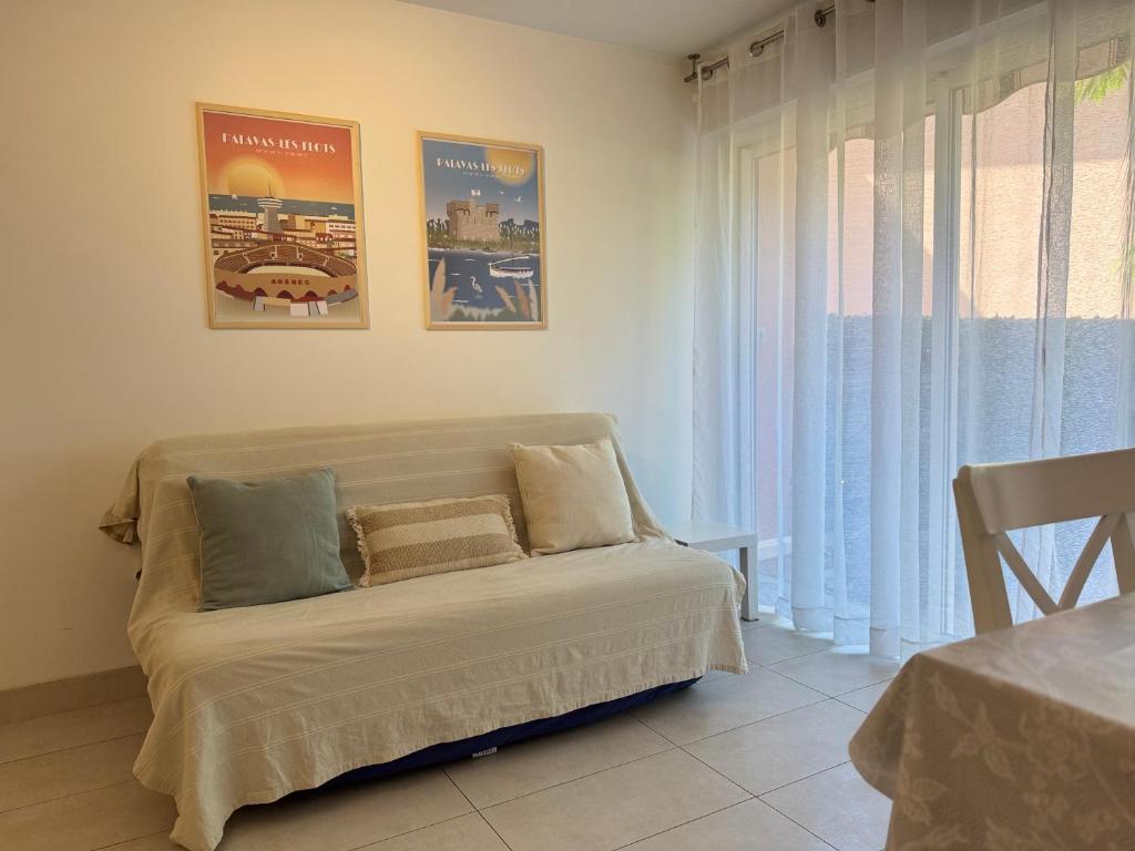 Posezení v ubytování Les Soleillades - T2 cosy pour 4 pers - Piscine, parking privé, à 100m de la plage - LaConciergerieByNina