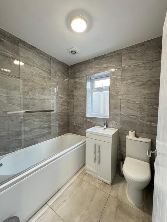 un bagno con vasca, WC e lavandino di 3 bedroom luxury bungalow a Bristol