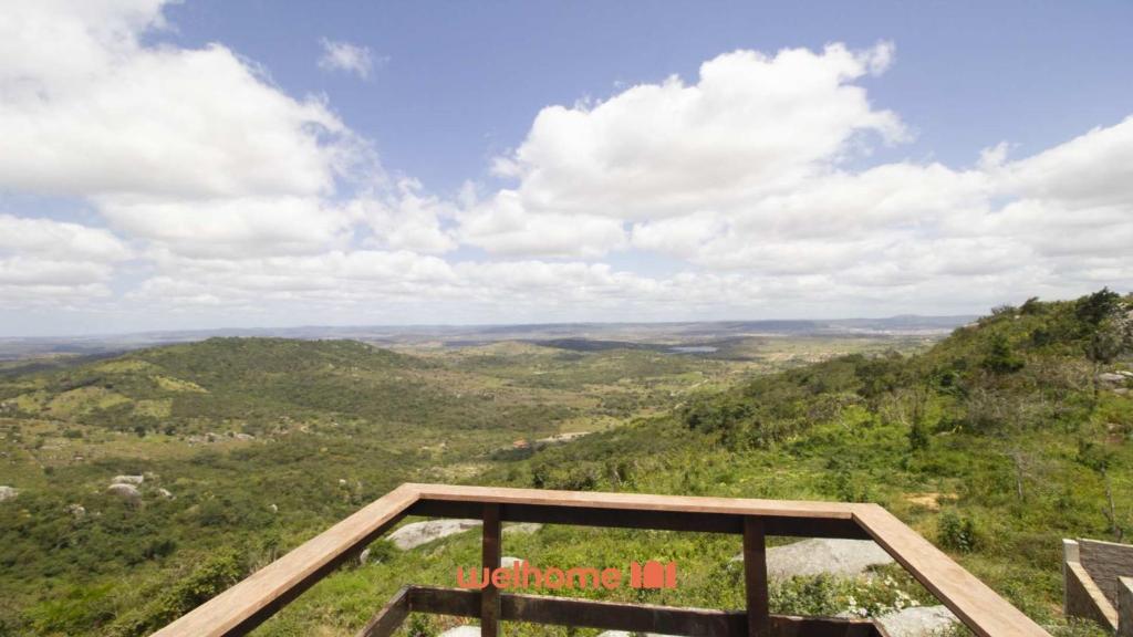 a view of the mountains from a viewing platform on a hill at Chale em Serra Negra vista para montanha e lareira in Bezerros