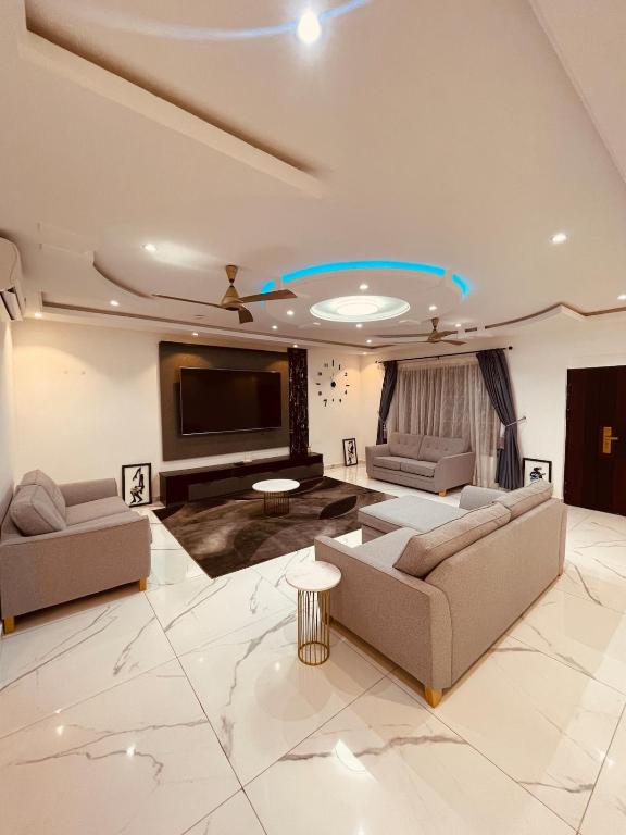 Χώρος καθιστικού στο 3 Bedroom Luxury Home with an Office