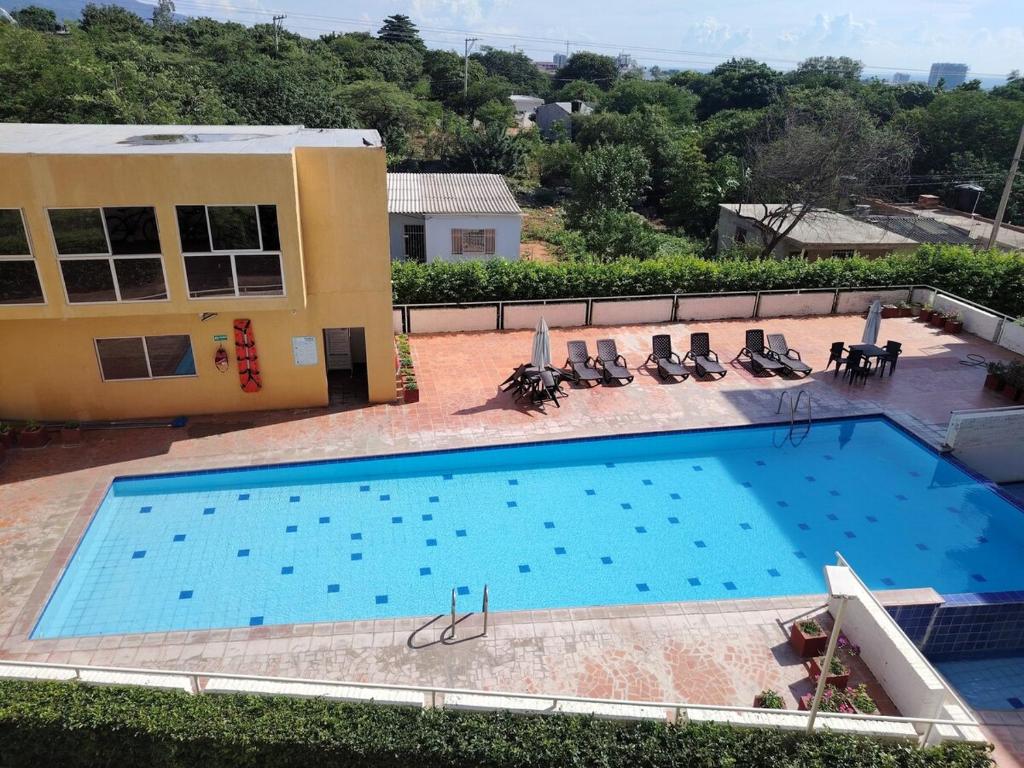 ein großes Schwimmbad neben einem Gebäude in der Unterkunft Apartamento en bello horizonte in Playa Dormida