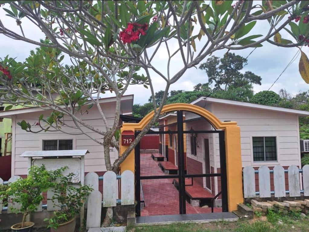 une maison avec un portail et un escalier devant dans l'établissement Debunga Chalet, à Teluk Bahang