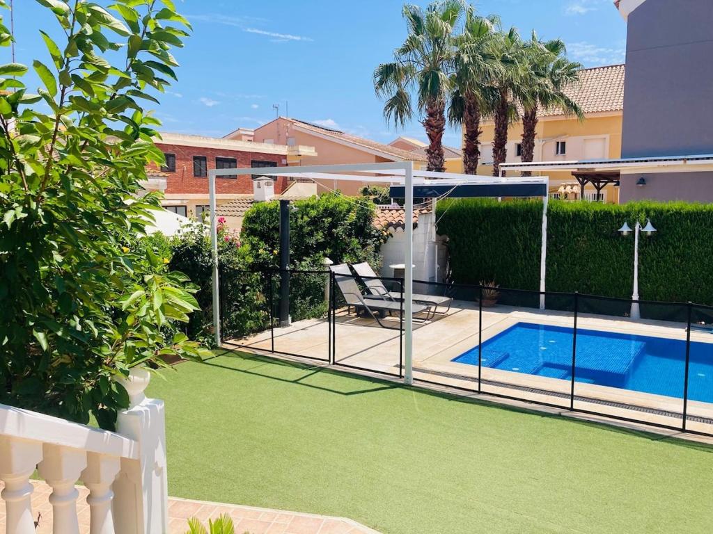 Πισίνα στο ή κοντά στο Chalet en la playa con piscina privada y jardín