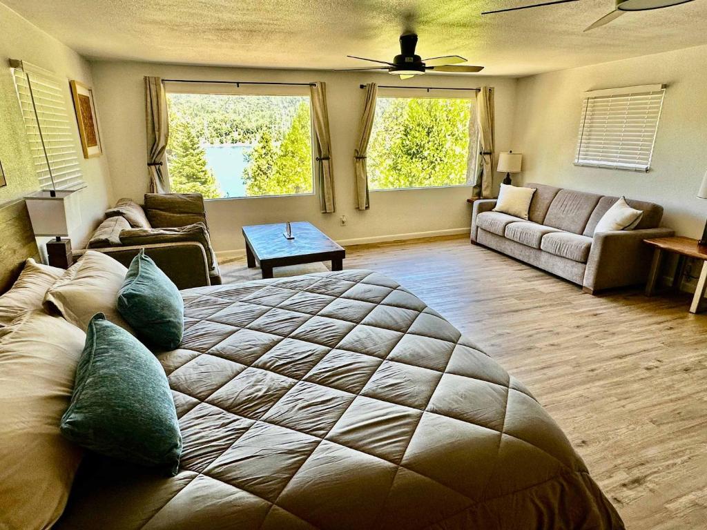 Ruang duduk di Lake View Suite for 2-Hot Tub-Dog Friendly