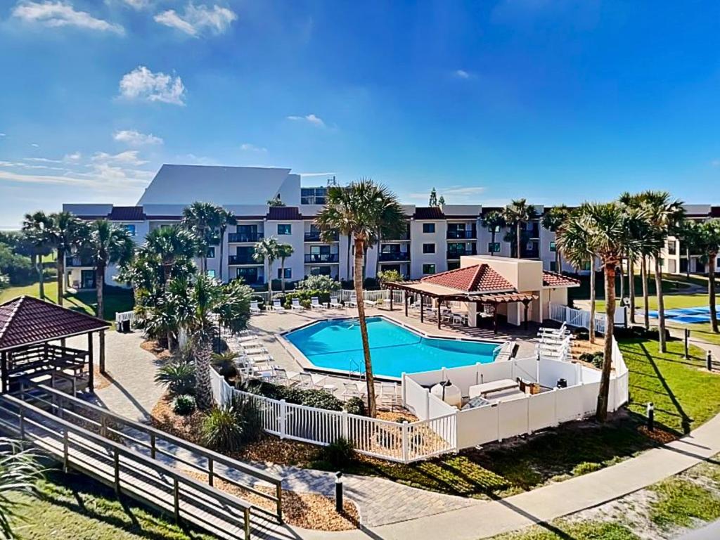 una imagen de una piscina en un resort en Ocean Village Club Q37, en St. Augustine