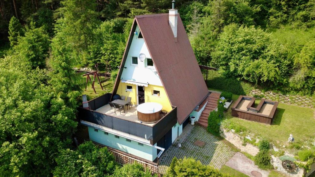 una vista aerea di una casa nel bosco di Chata Teplička - Relax v súkromnej kúpacej kadi a Teplička
