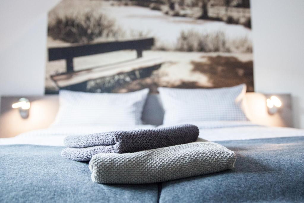 Una cama con dos almohadas encima. en Pension Dalinghaus, en Vörden