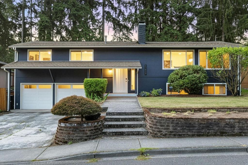 una casa blu con garage di Perch - Strattonwood Stay a Snyders Corner