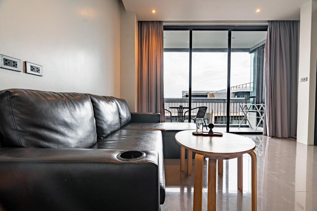 シャロンにある2BR Apartment 10 min to sea by IBG Property A406の革張りのソファとテーブルのあるリビングルーム