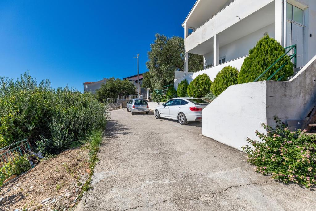 two cars parked in the driveway of a house at Apartments with parking space Podaca, Makarska - 24856 in Podaca