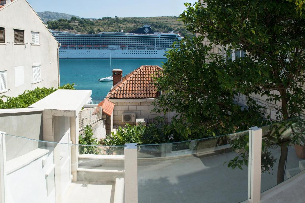 een balkon met een cruiseschip in het water bij Zara Apartments in Dubrovnik