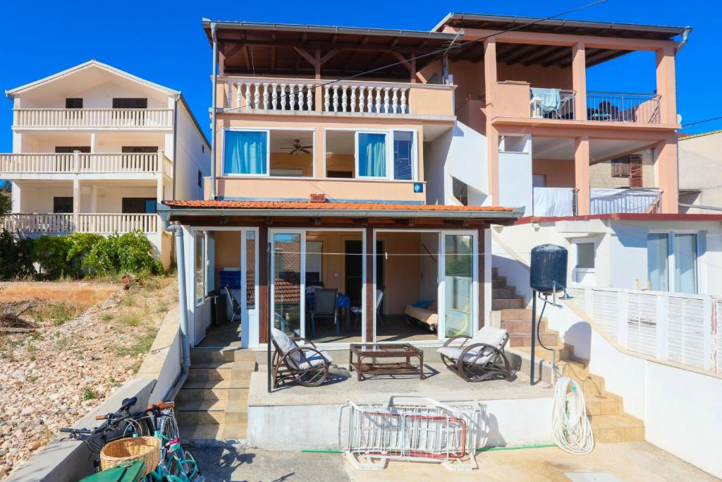 Το κτήριο όπου στεγάζεται  το διαμέρισμα