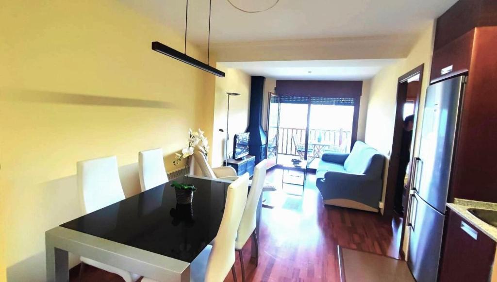a living room with a dining table and a living room with a couch at Apartamento en La Molina cerca de Pistas in La Molina