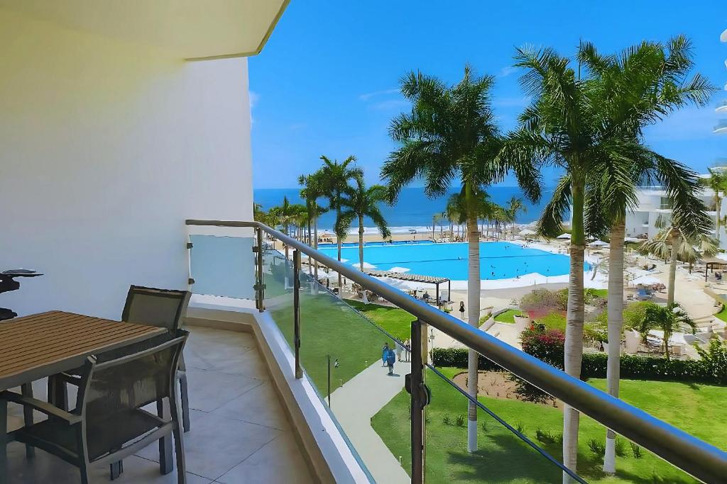 a balcony with a view of the beach and the ocean at Aria Ocean Confort in Bucerías