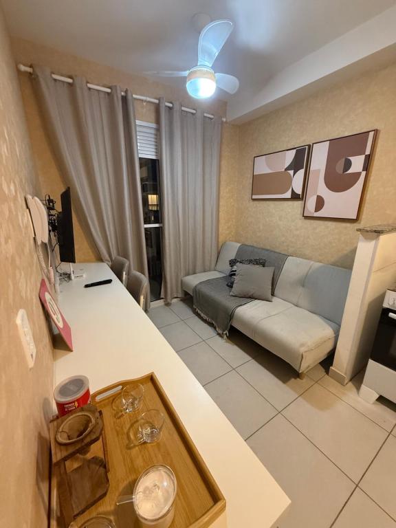 Hotel Flat Perto do Tokio Marine - 1013 A LAGUNA 430, a living room with a couch and a table at Flat Perto do Tokio Marine - 1013 A LAGUNA 430 in São Paulo