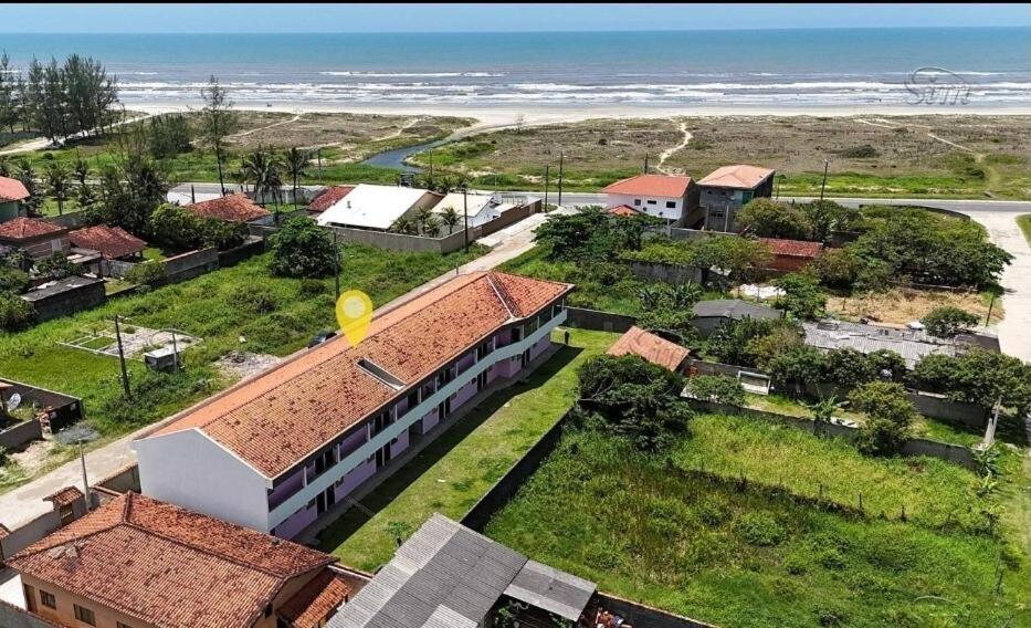 an aerial view of a building with a view of the ocean at Flat Refúgio das Bermudas in Ilha Comprida