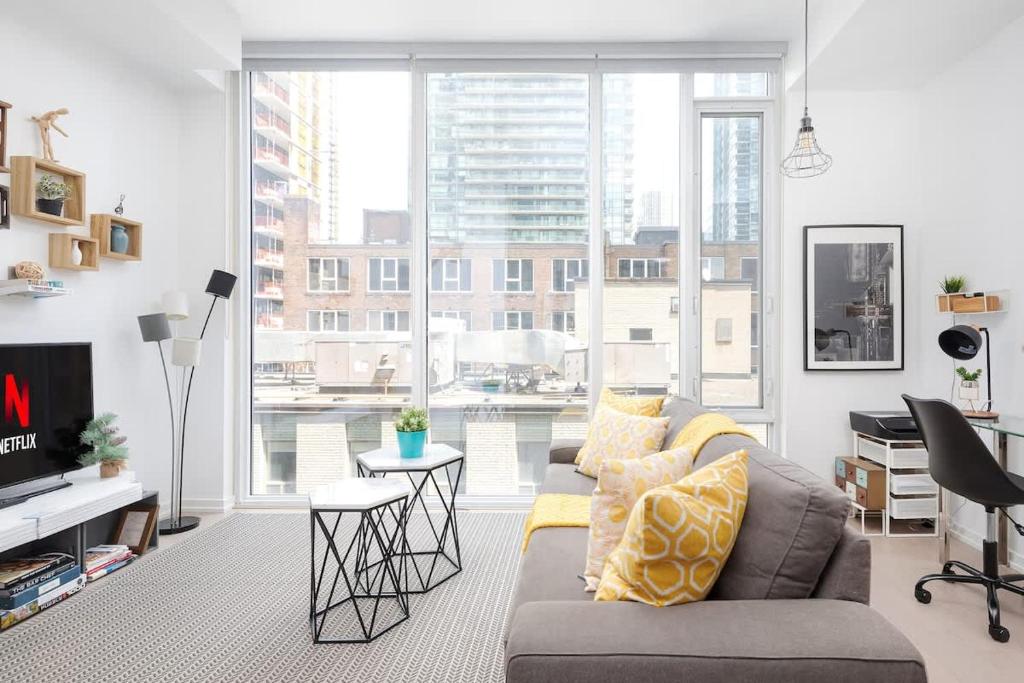 Μια τηλεόραση ή/και κέντρο ψυχαγωγίας στο Chic 1BR King Suite TOs Entertainment District