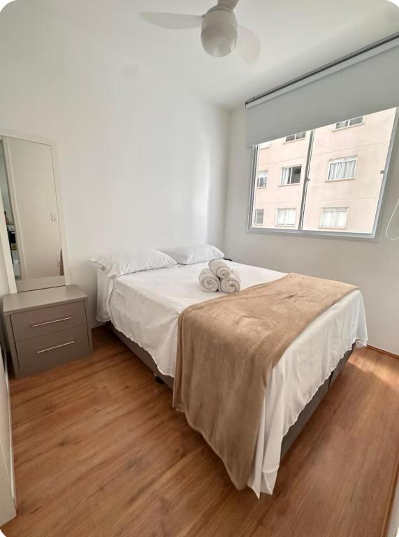 Hotel Flat Perto do vibra, Tokio Marine e villa blue tree - 1802 B, a white bedroom with a bed and a window at Flat Perto do vibra, Tokio Marine e villa blue tree - 1802 B in São Paulo