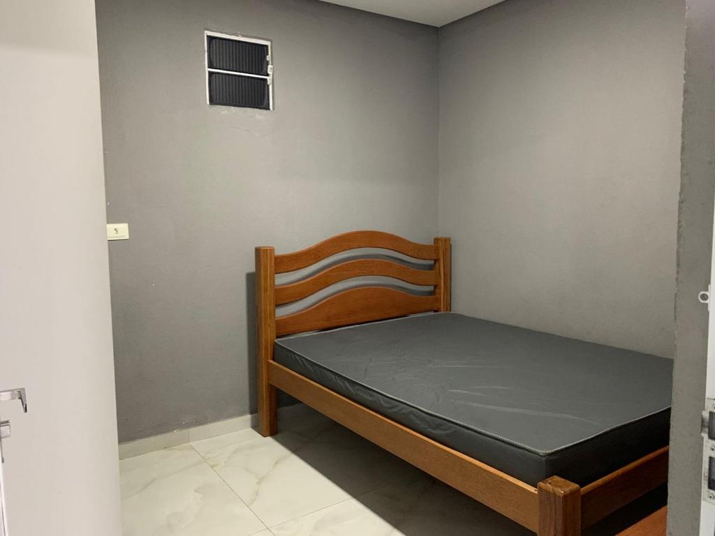 ein kleines Schlafzimmer mit einem Bett in der Ecke in der Unterkunft Casa Moderna em Nossa Senhora do Ó, Porto de Galinhas! in Ipojuca