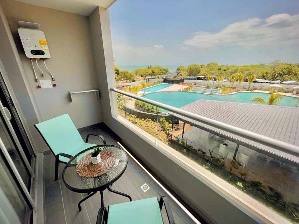 Bazén v ubytování Apartamento con vista al mar y acceso a la playa nebo v jeho okolí