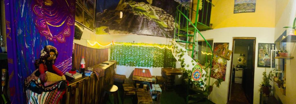 クスコにあるUkumari Hostelの壁に絵が掛かっている部屋