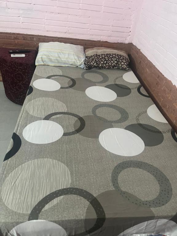 Una cama o camas en una habitación de Hospedaje LR