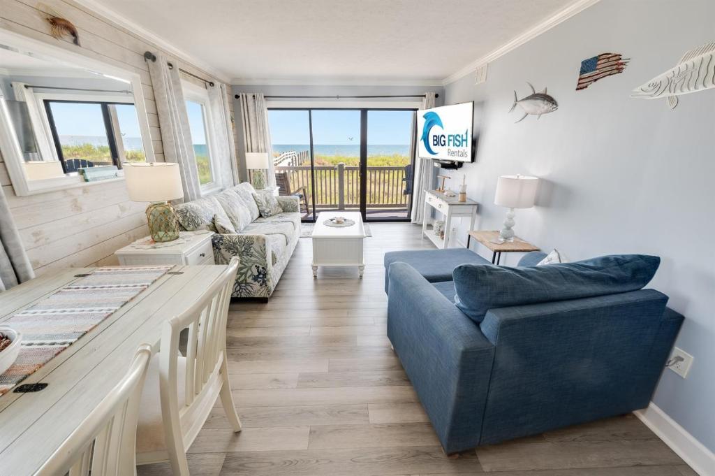 una sala de estar con un sofá y una mesa en North Myrtle's Kings View, 2nd Floor, Great Views!, en Myrtle Beach