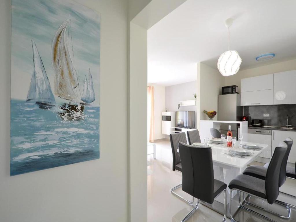 Apartment Sunshine Trogir - Three Bedroom Apartment with Balcony