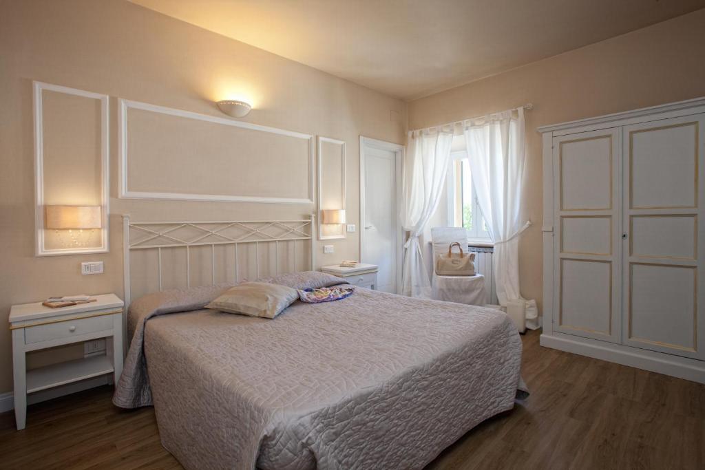 - une chambre avec un grand lit et une fenêtre dans l'établissement Il Barlanzone Affittacamere, à Montalcino