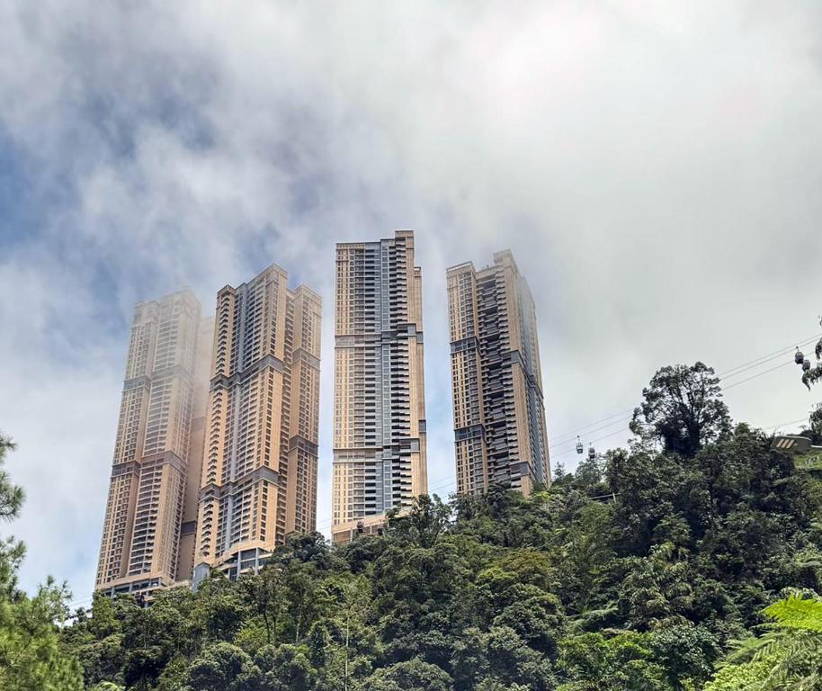 云顶高原Antara Genting Suites by Silaslee的城市中的一组高楼