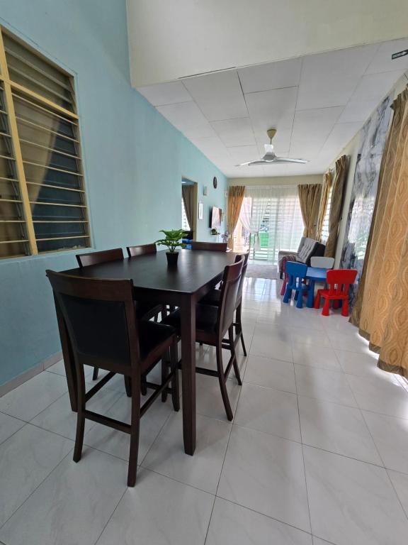 a dining room with a table and chairs at Irah Homestay in Kuantan