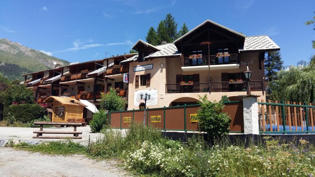 Nespecifikovaný výhled na hory nebo výhled na hory při pohledu z hotelu