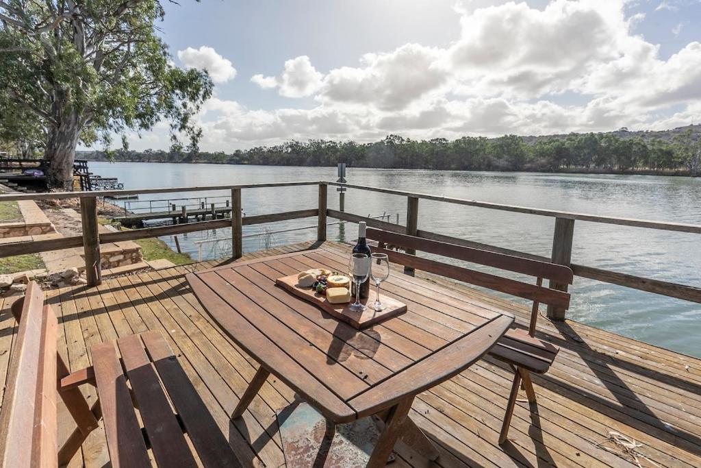 Výhled na řeku, která protéká v blízkosti prázdninového domu