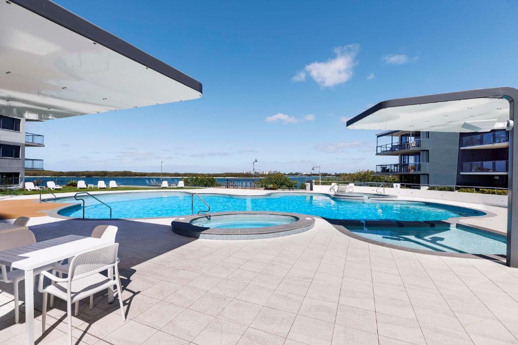 una gran piscina en un edificio con patio en BreakFree Grand Pacific, en Caloundra