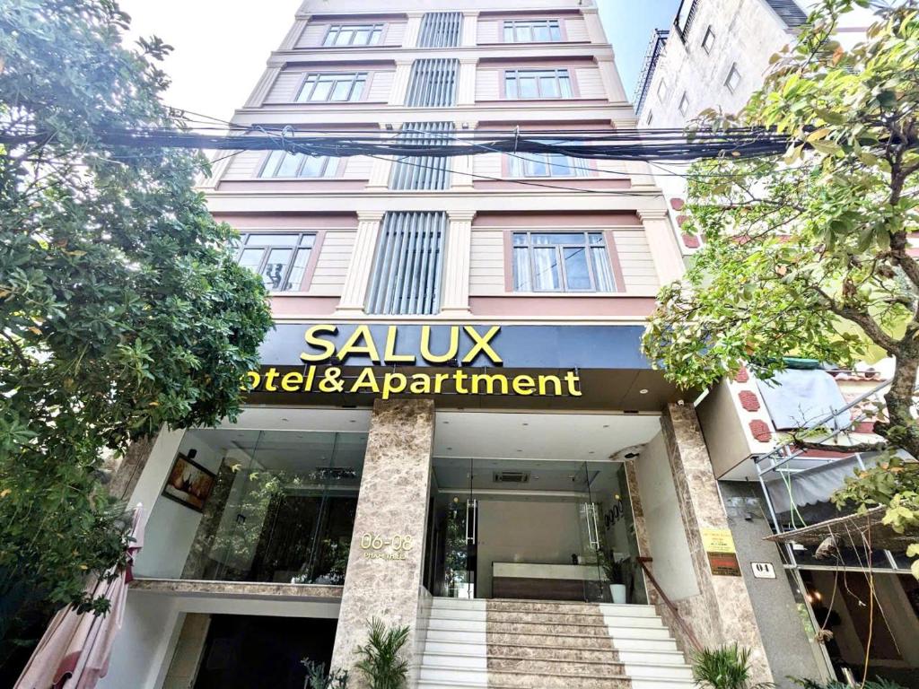 Un edificio con un cartel en el frente. en Salux Hotel, en Da Nang