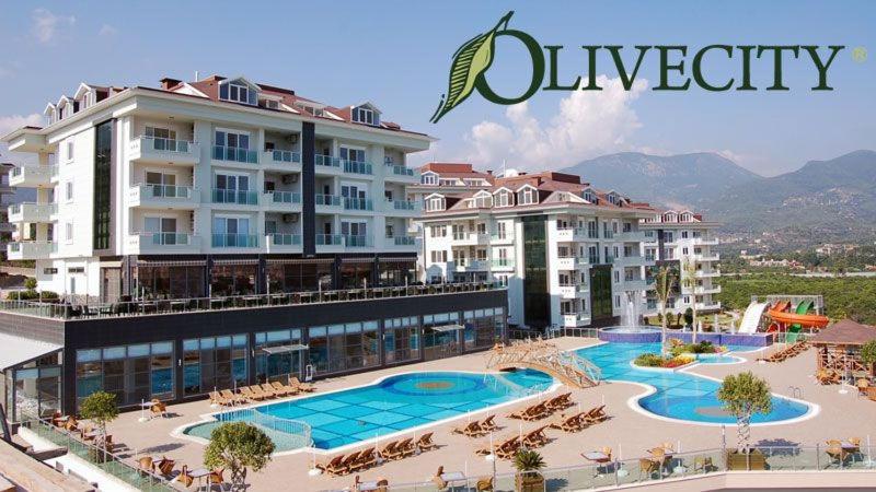 アランヤにあるApartment in Olive Cityのスイミングプール付きのホテルの景色を望めます。