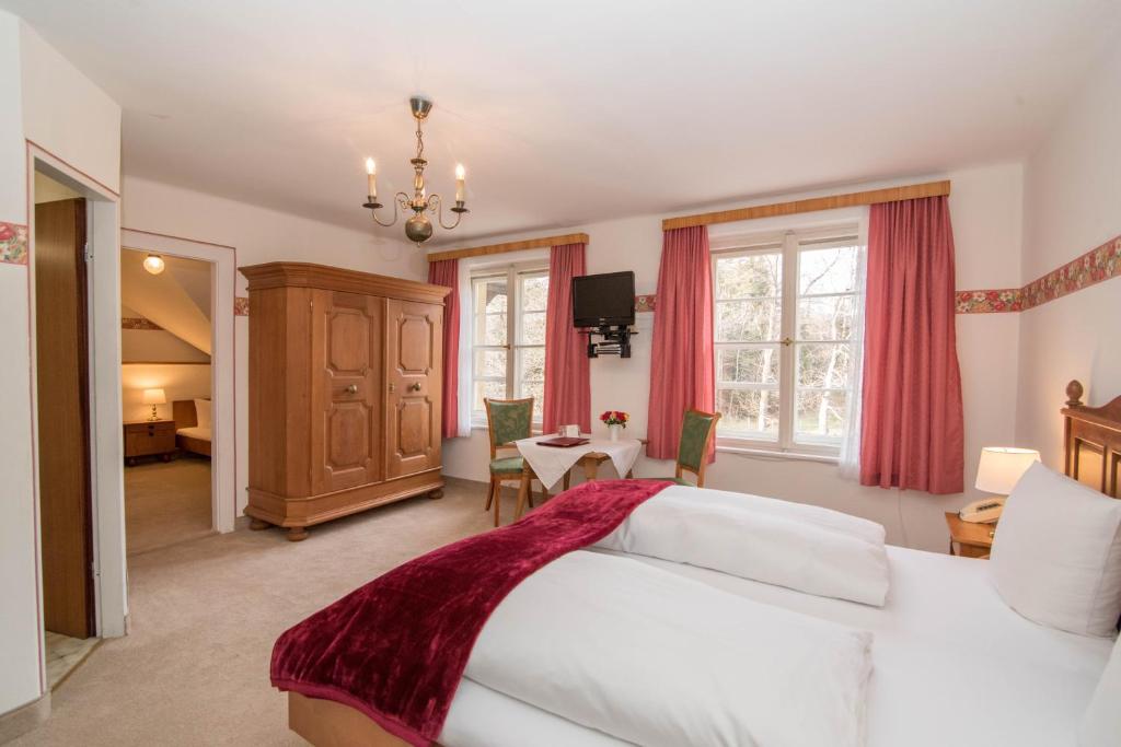 
Family Room (2 Adults + 2 Children)
