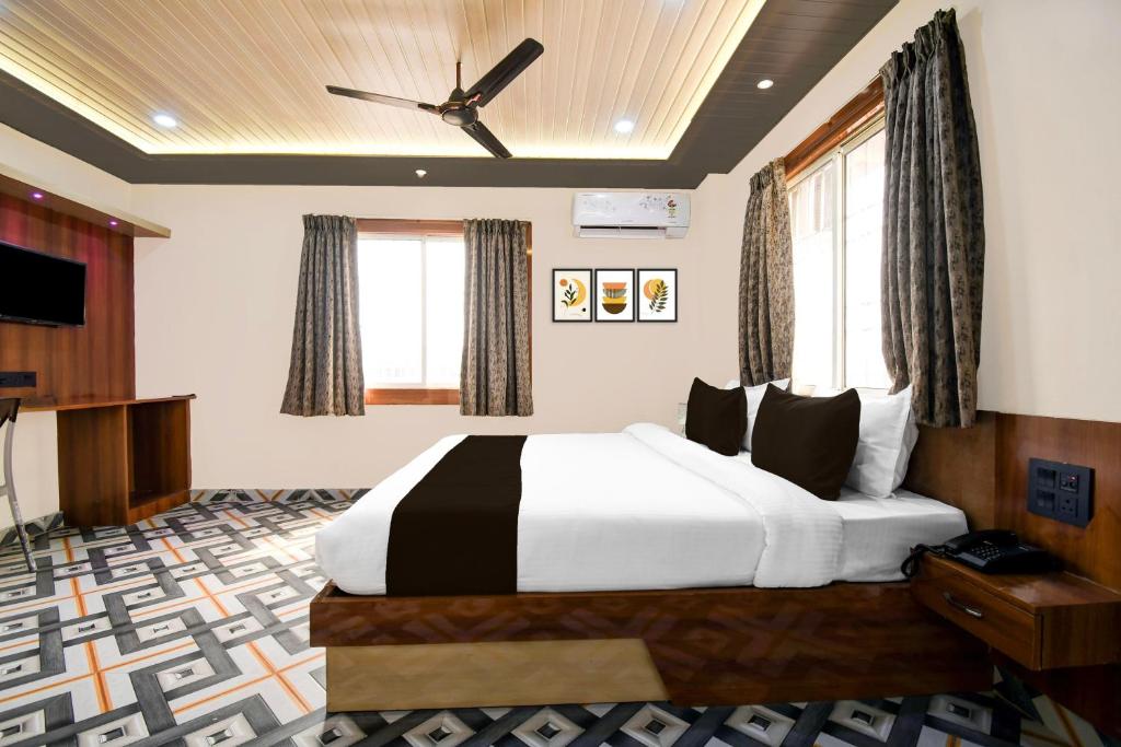 um quarto de hotel com uma cama e uma televisão em Collection O Sea Beach Puri Formerly Hotel BB Palace em Puri