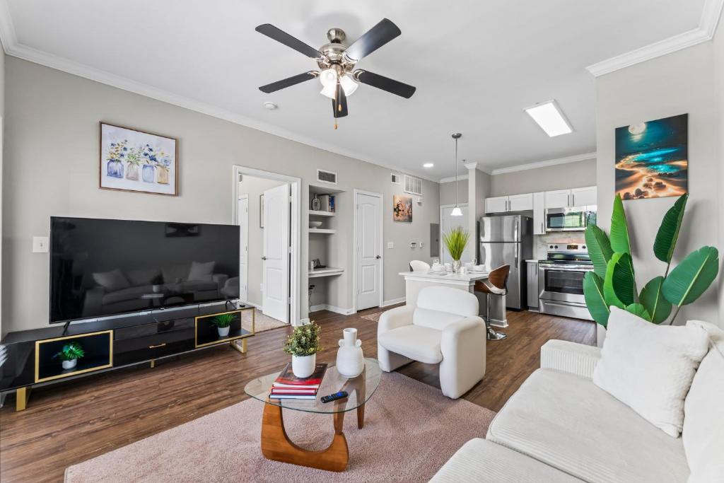 Televiisor ja/või meelelahutuskeskus majutusasutuses Bright 1BR in Magnolia Near Woodlands Waterway