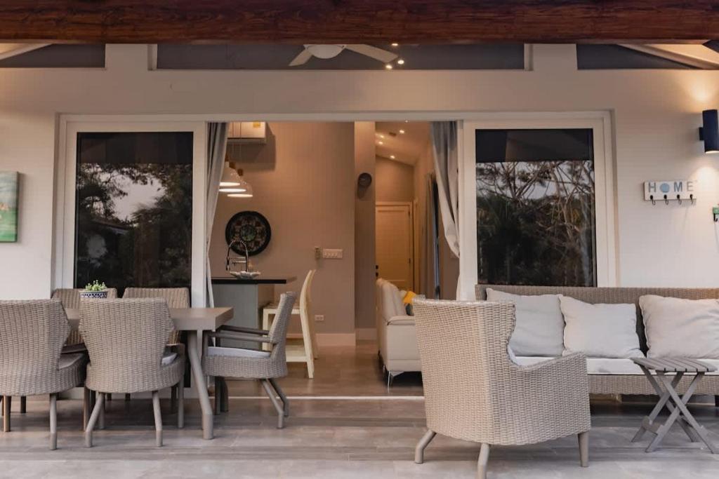 a patio with wicker chairs and a table at Villa Paradise - Blue Venao 3BR in Playa Venao