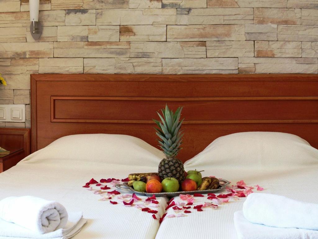 Postel nebo postele na pokoji v ubytování Plaka Hotel I